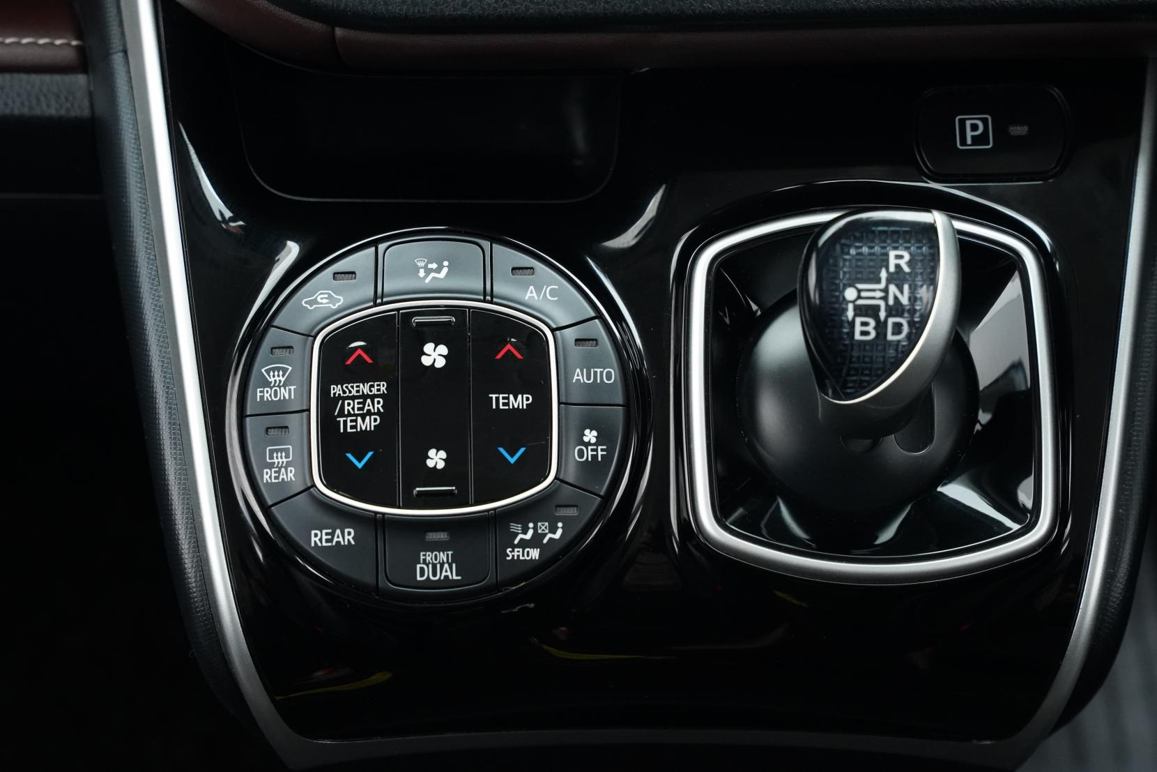 Toyota Esquire 1.8 HYBRID GI