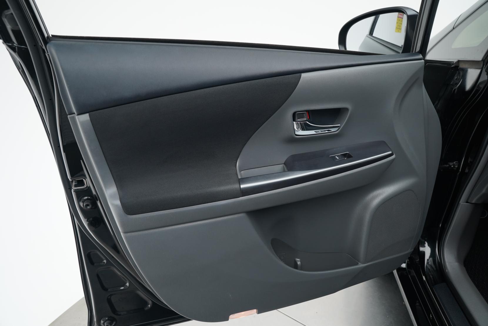 Toyota Prius 1.8 ALPHA S TUNE BLACK