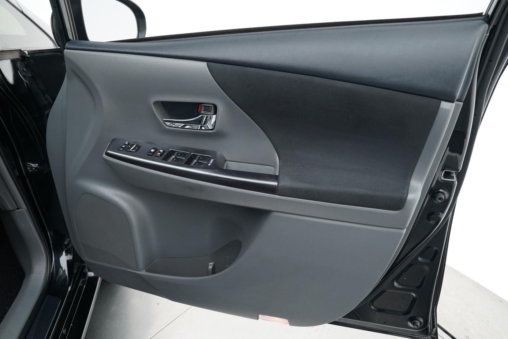 Toyota Prius 1.8 ALPHA S TUNE BLACK
