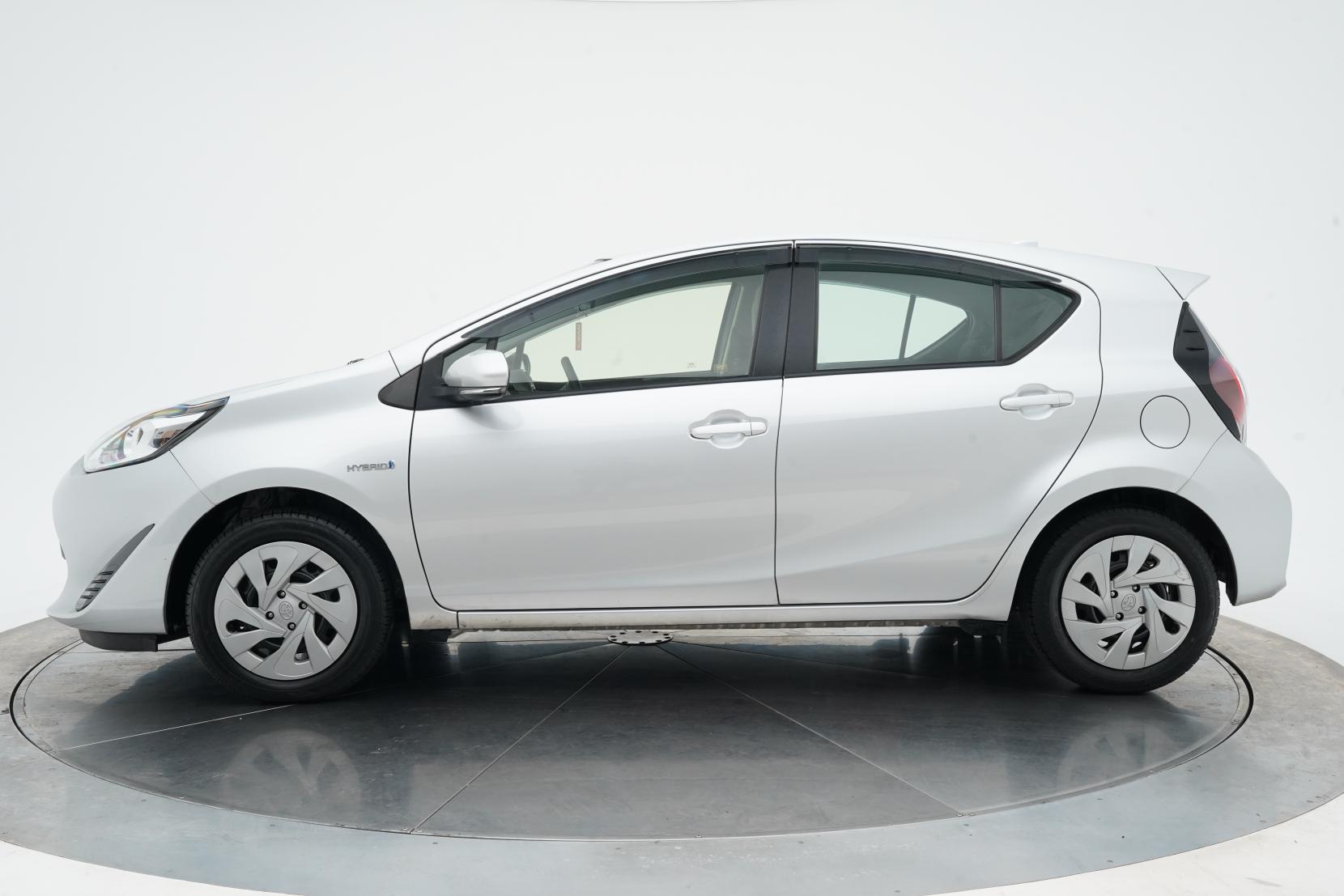 Toyota Aqua Hybrid L