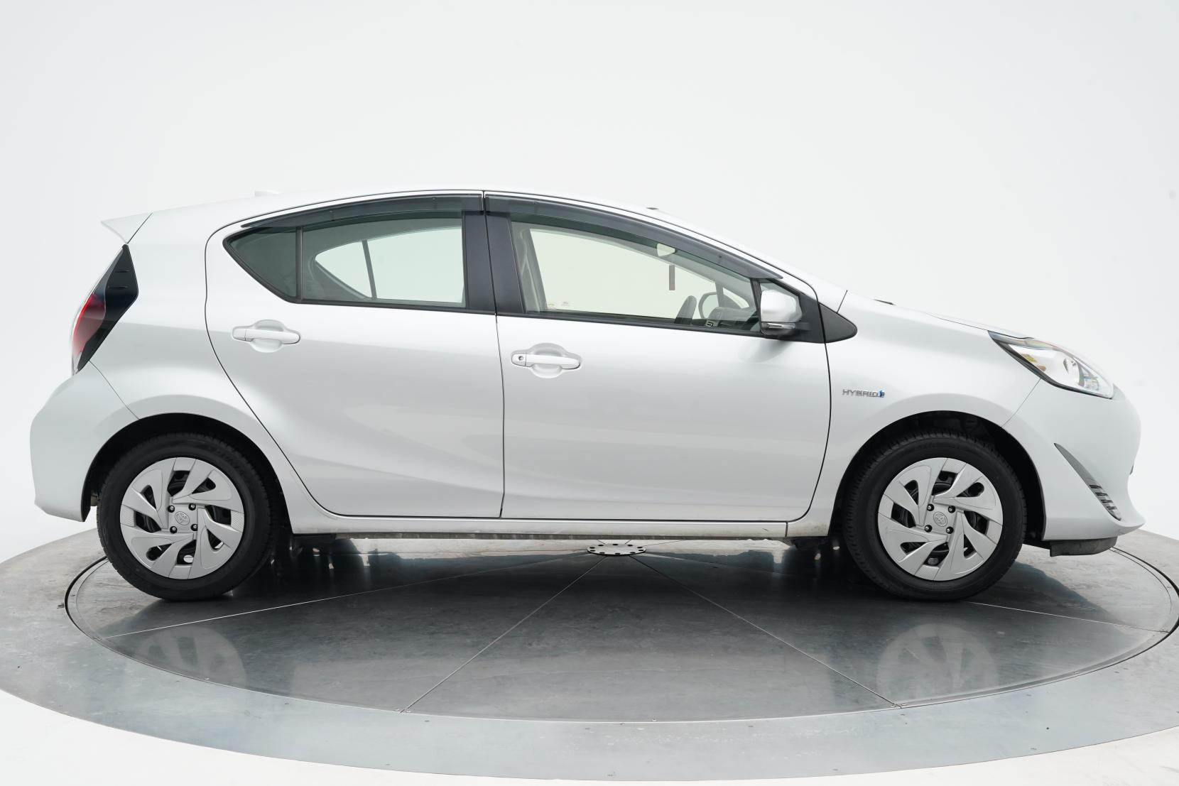 Toyota Aqua Hybrid L