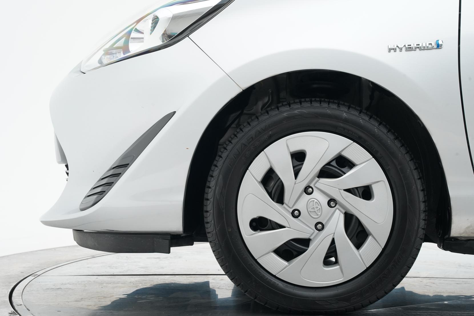 Toyota Aqua Hybrid L