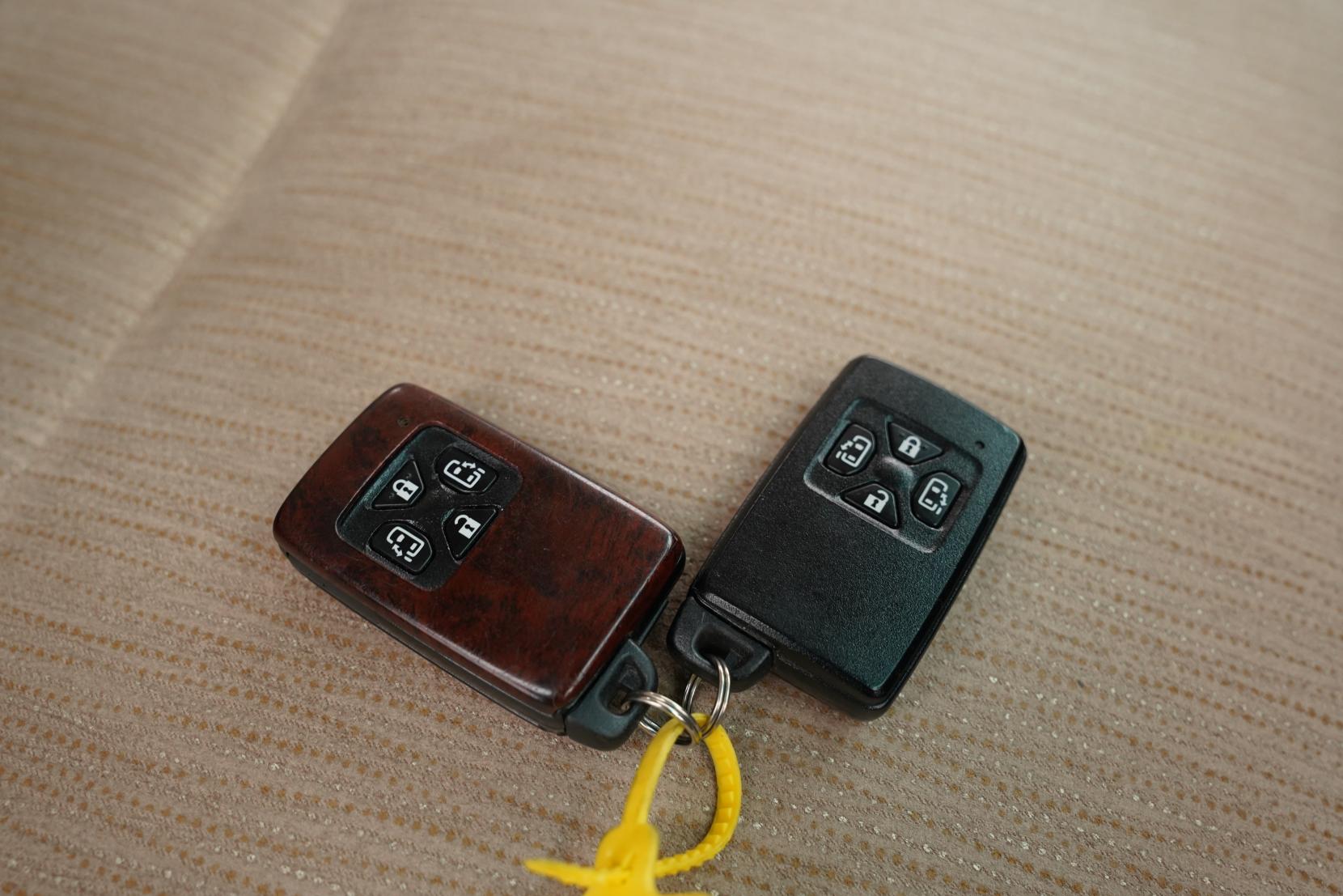 Toyota Vellfire 2.4 HYBRID X 4WD