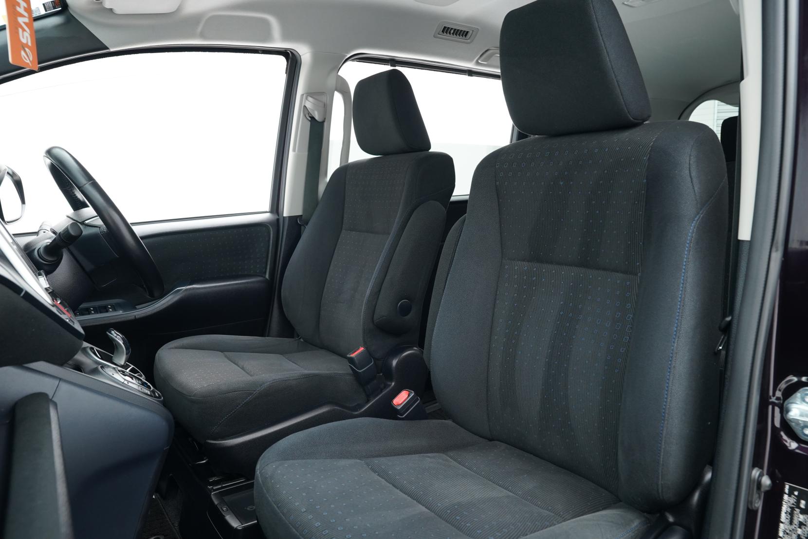 Toyota Noah 2.0 Hybrid G 7 seats