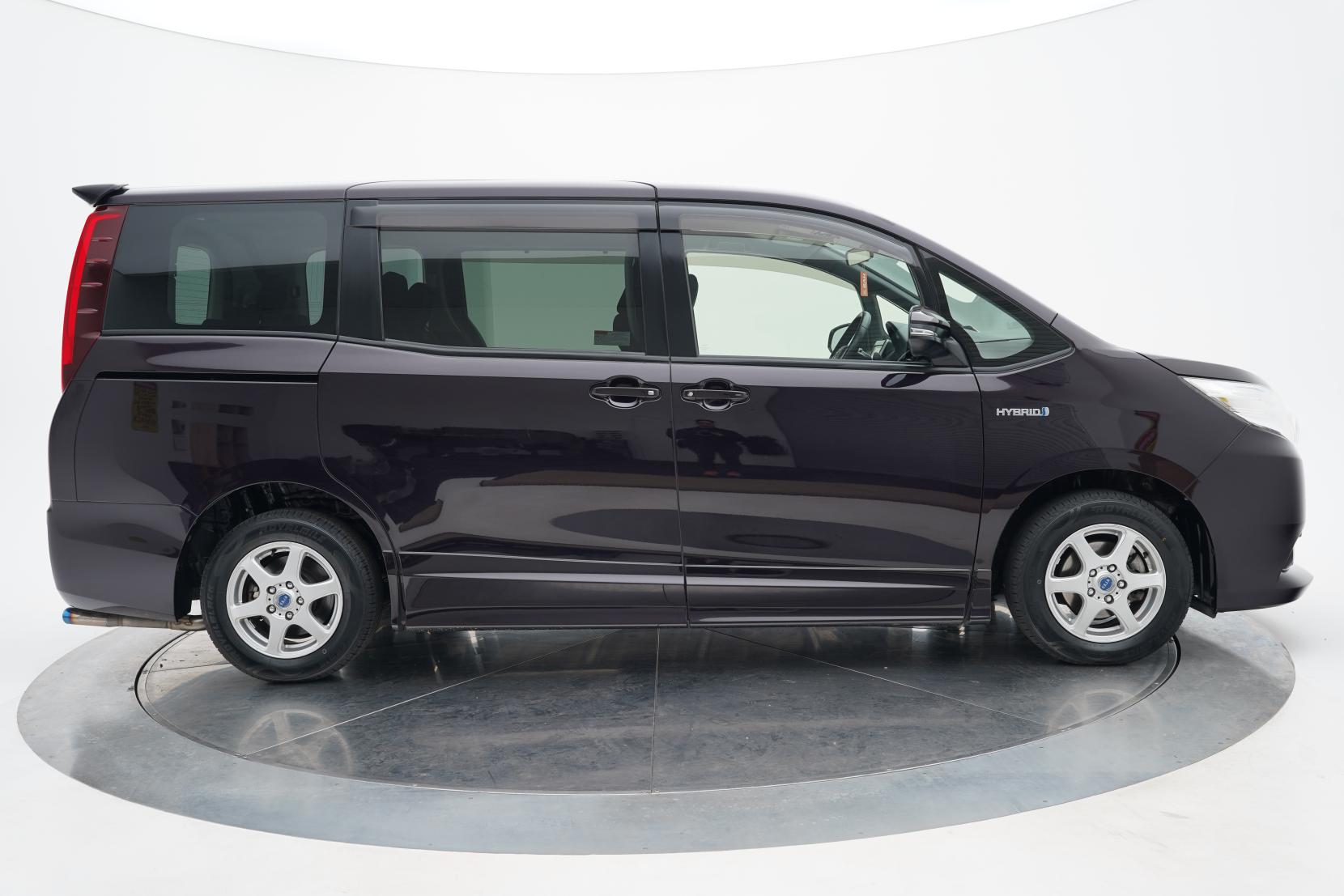 Toyota Noah 2.0 Hybrid G 7 seats