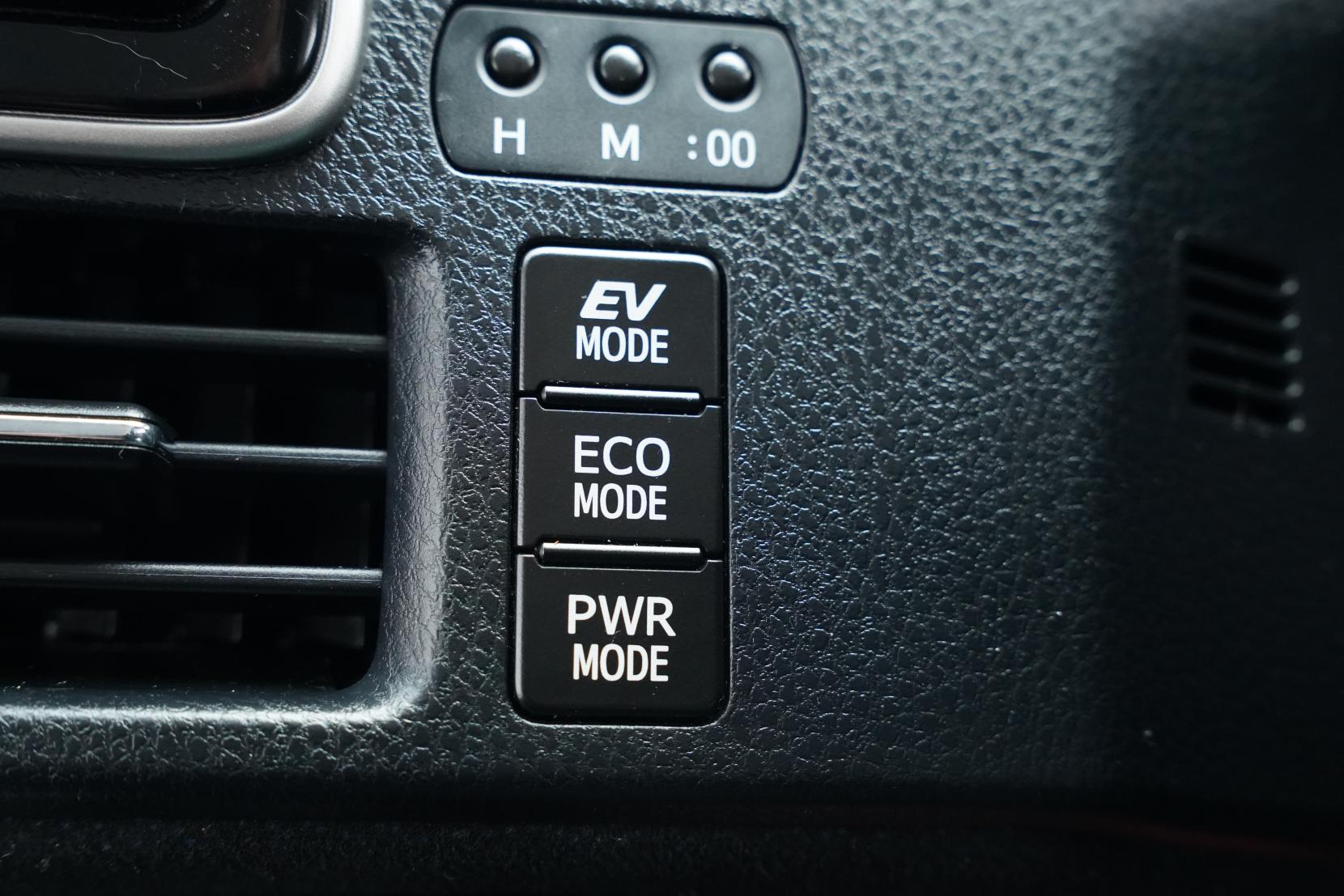 Toyota Noah 2.0 Hybrid G 7 seats