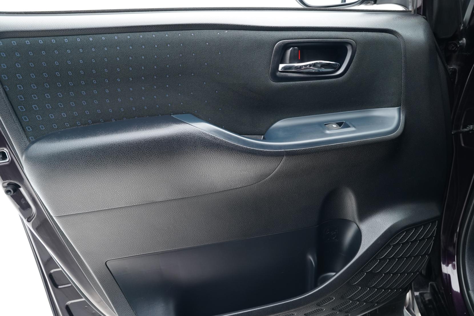 Toyota Noah 2.0 Hybrid G 7 seats