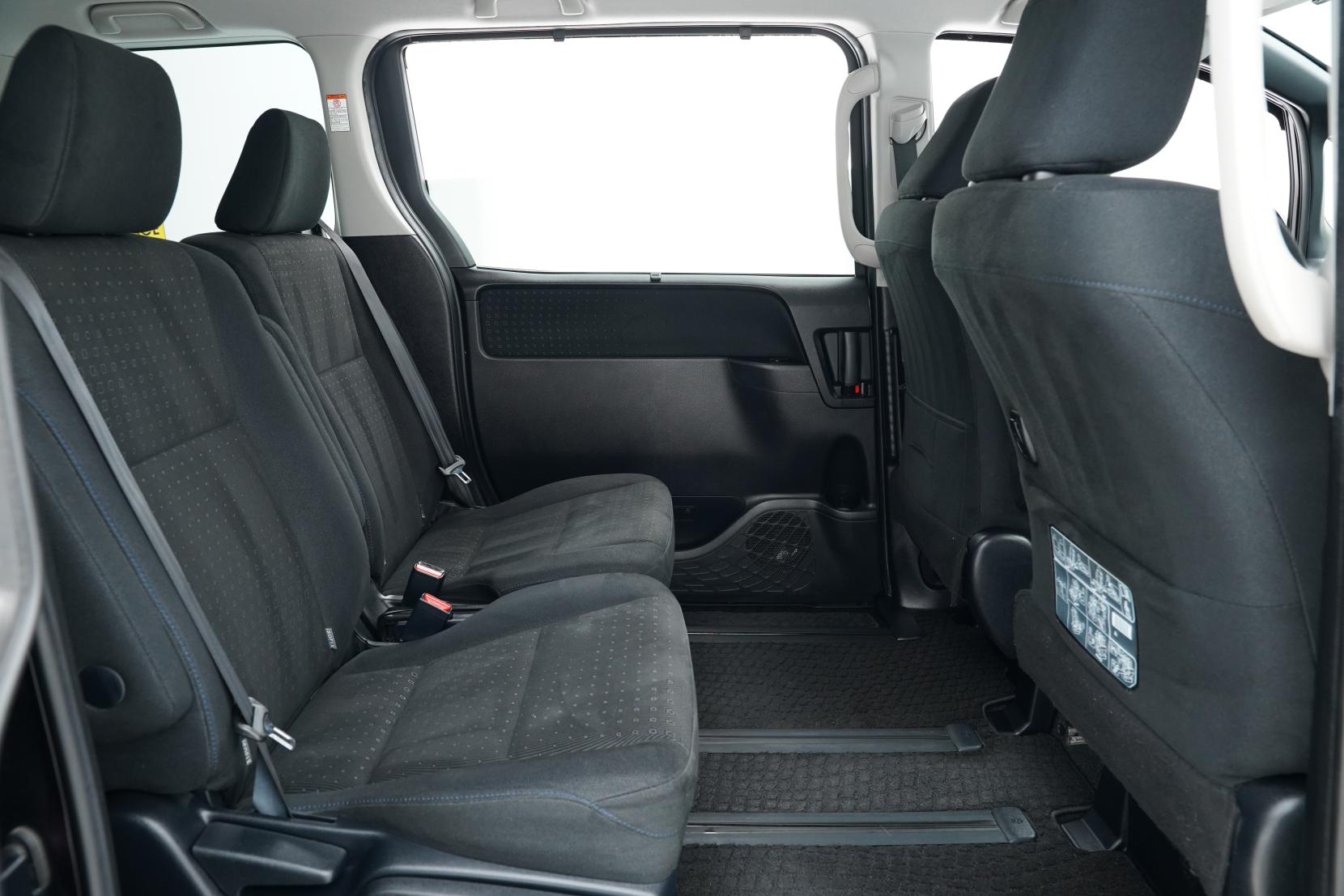 Toyota Noah 2.0 Hybrid G 7 seats