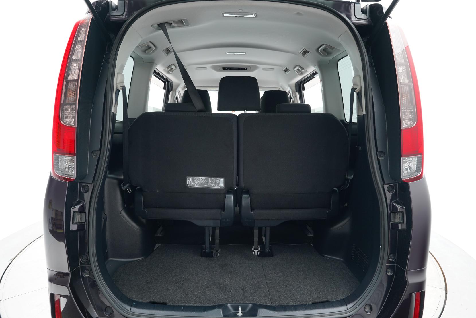 Toyota Noah 2.0 Hybrid G 7 seats