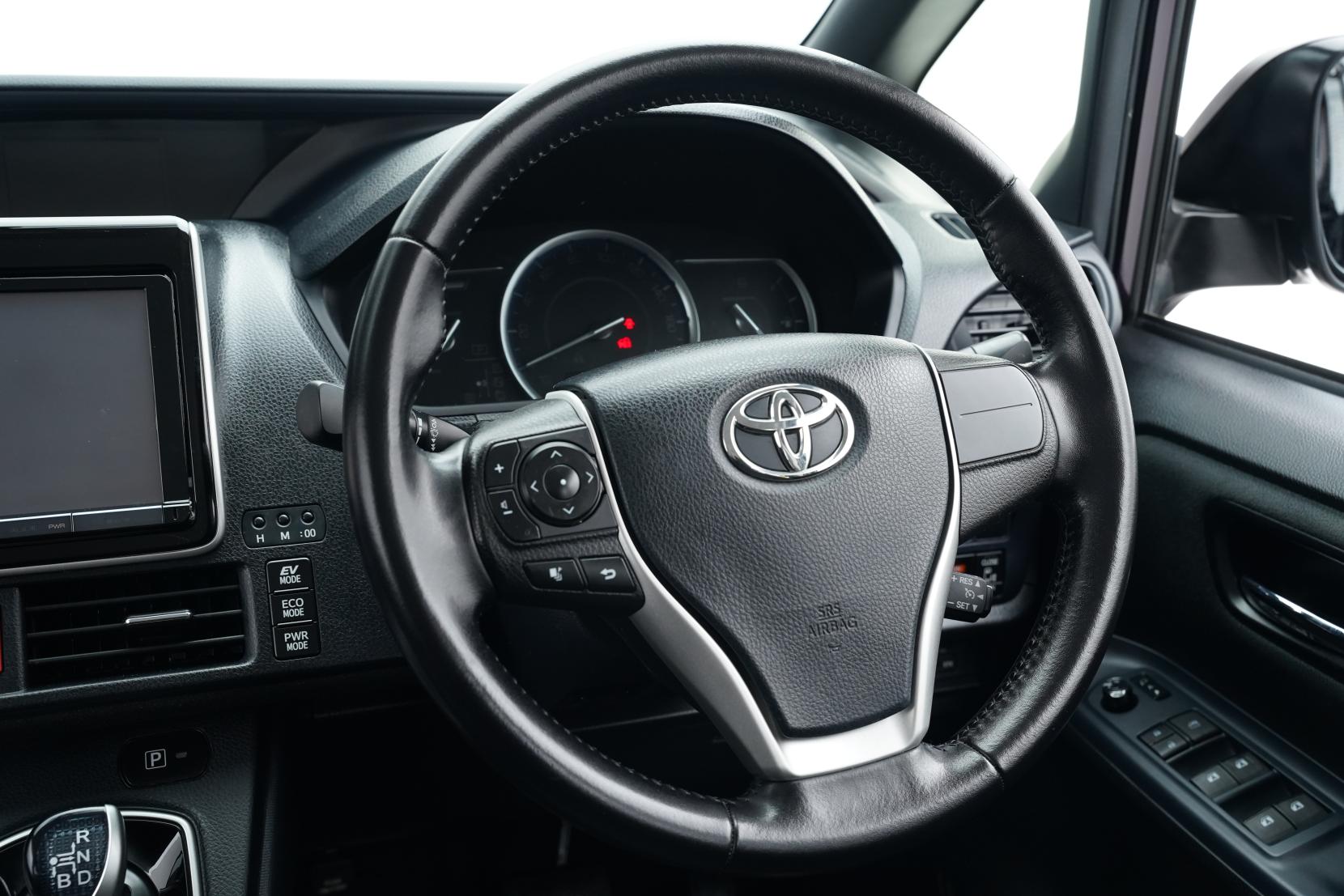 Toyota Noah 2.0 Hybrid G 7 seats