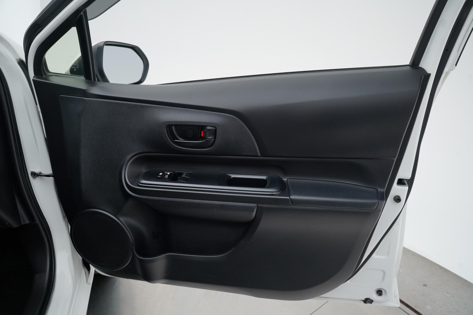 Toyota Aqua 1.5 Hybrid L