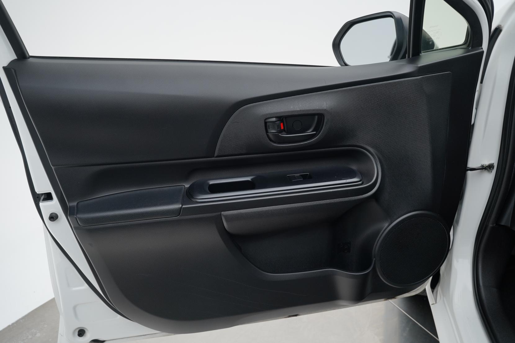 Toyota Aqua 1.5 Hybrid L