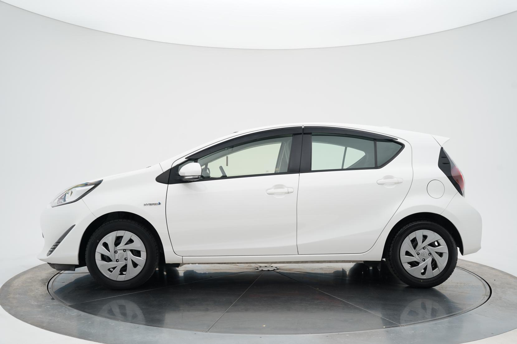 Toyota Aqua 1.5 Hybrid L