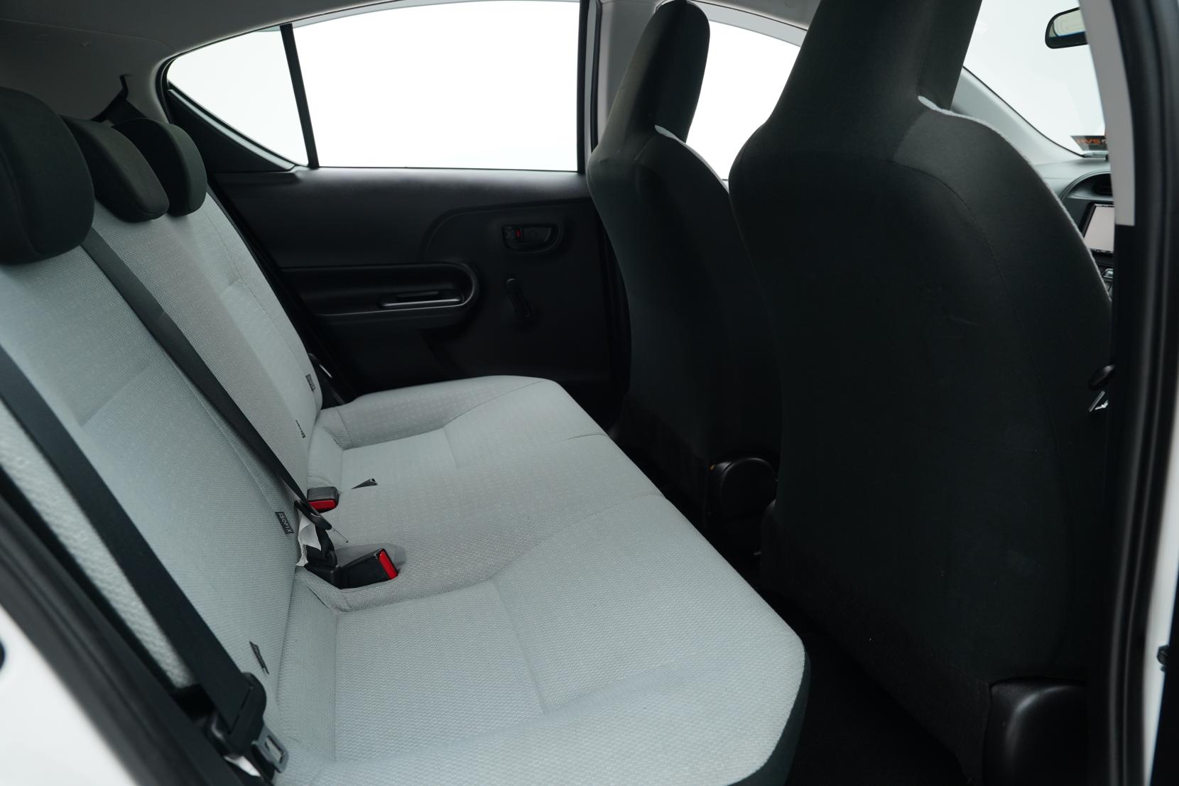 Toyota Aqua 1.5 Hybrid L