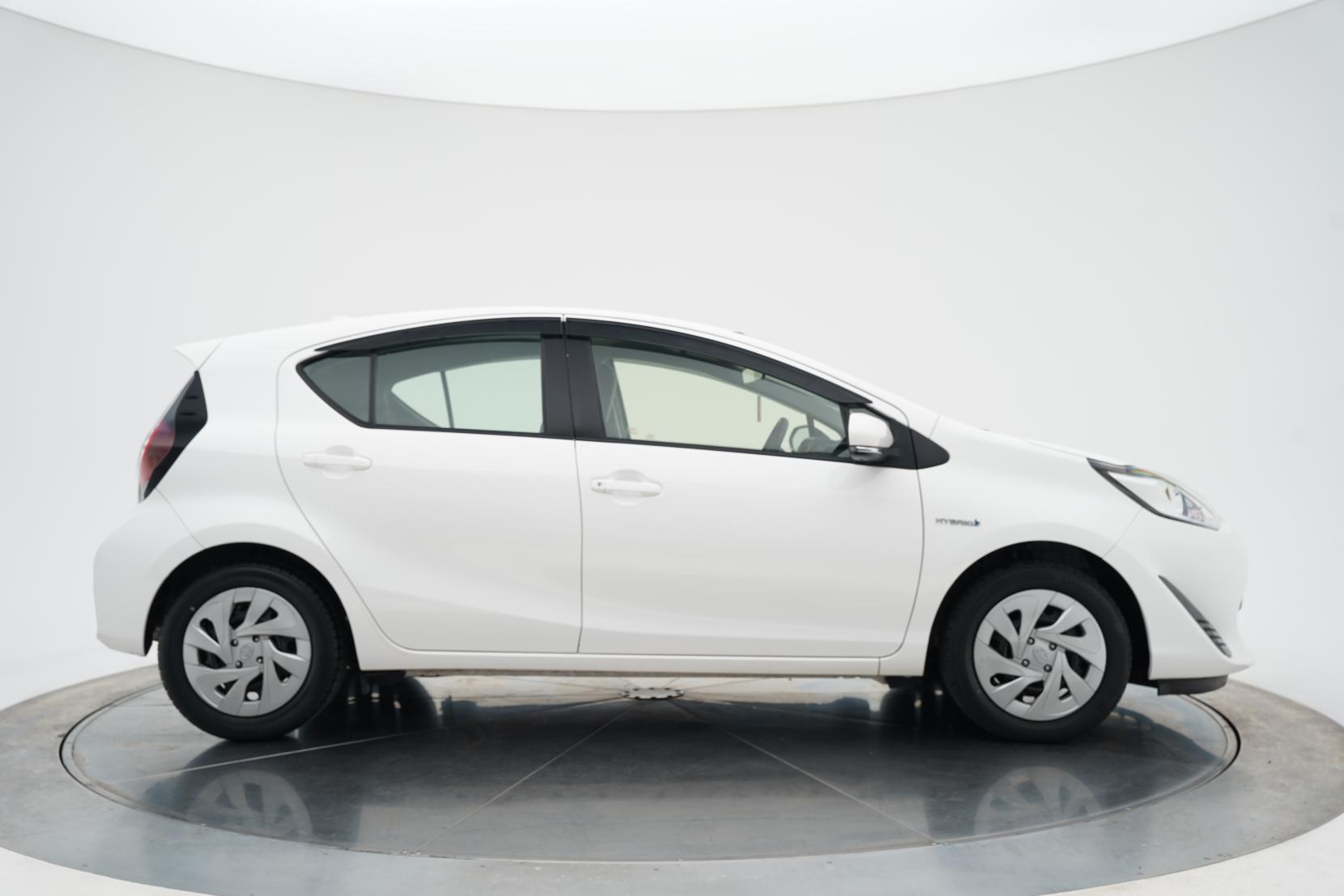 Toyota Aqua 1.5 Hybrid L