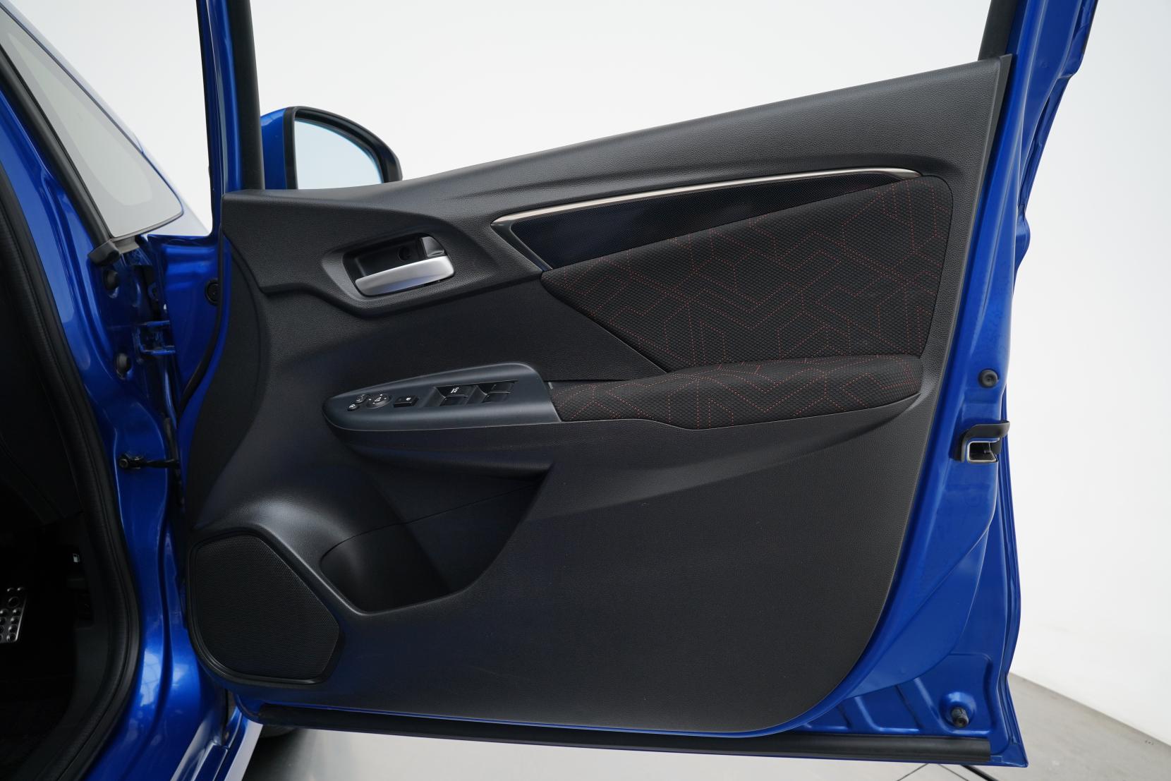 Honda Fit 1.5 HYBRID S PACKAGE