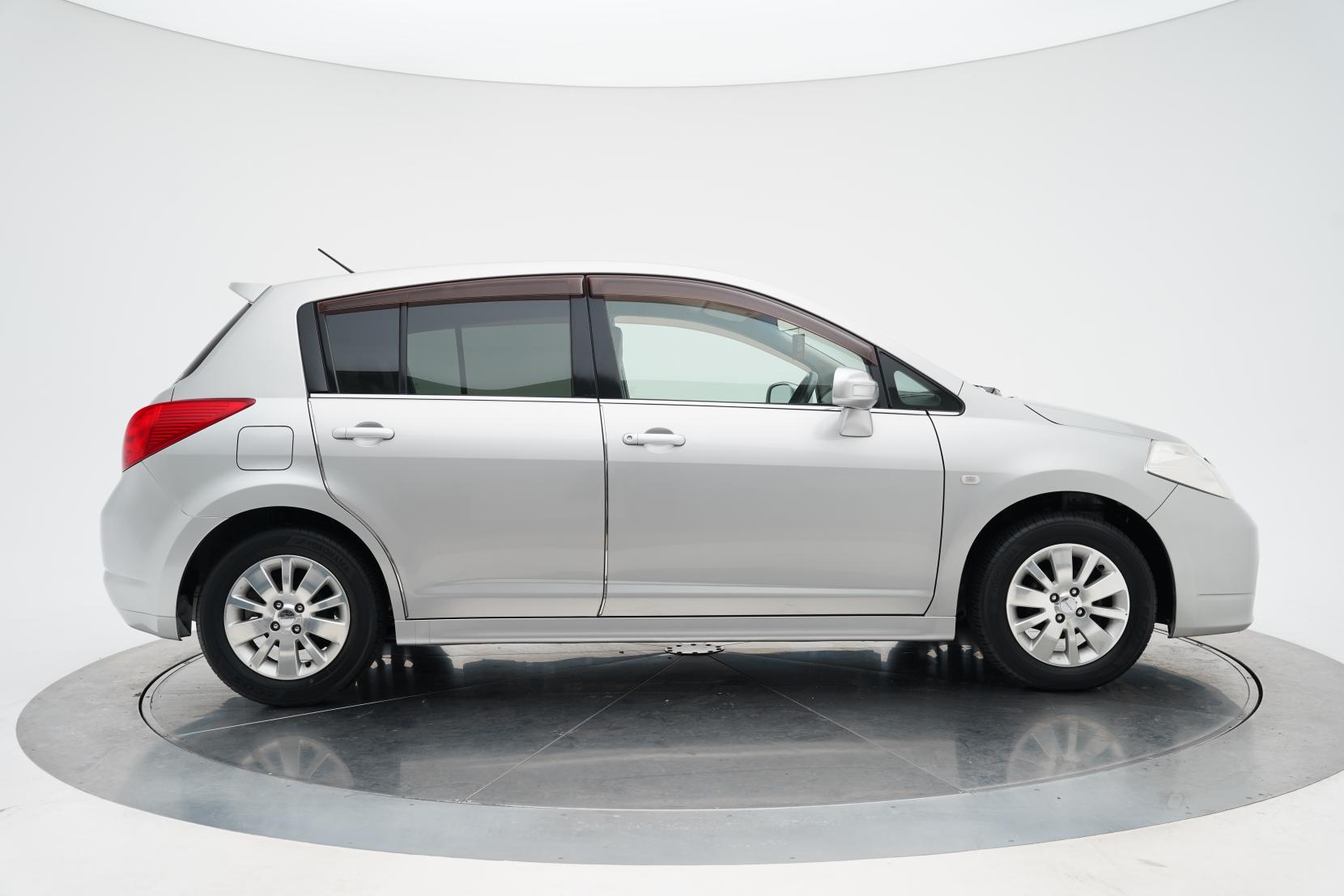 Nissan Tiida 1.5 LATIO Axis