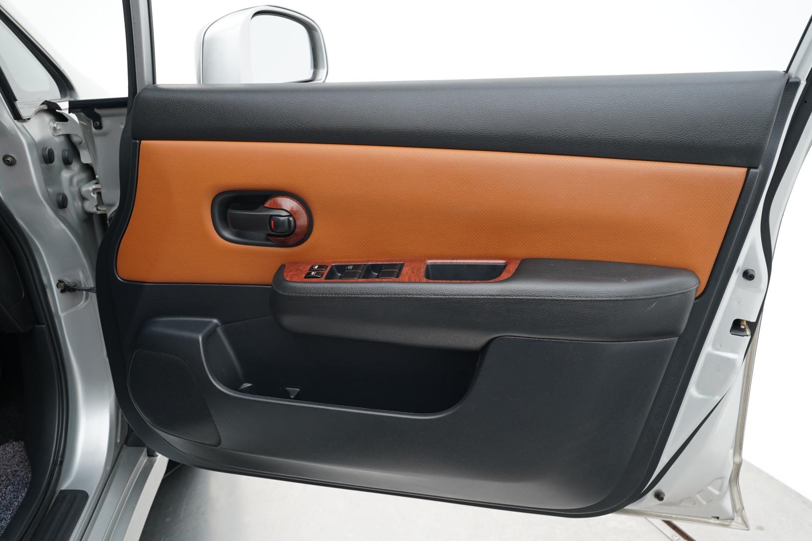 Nissan Tiida 1.5 LATIO Axis