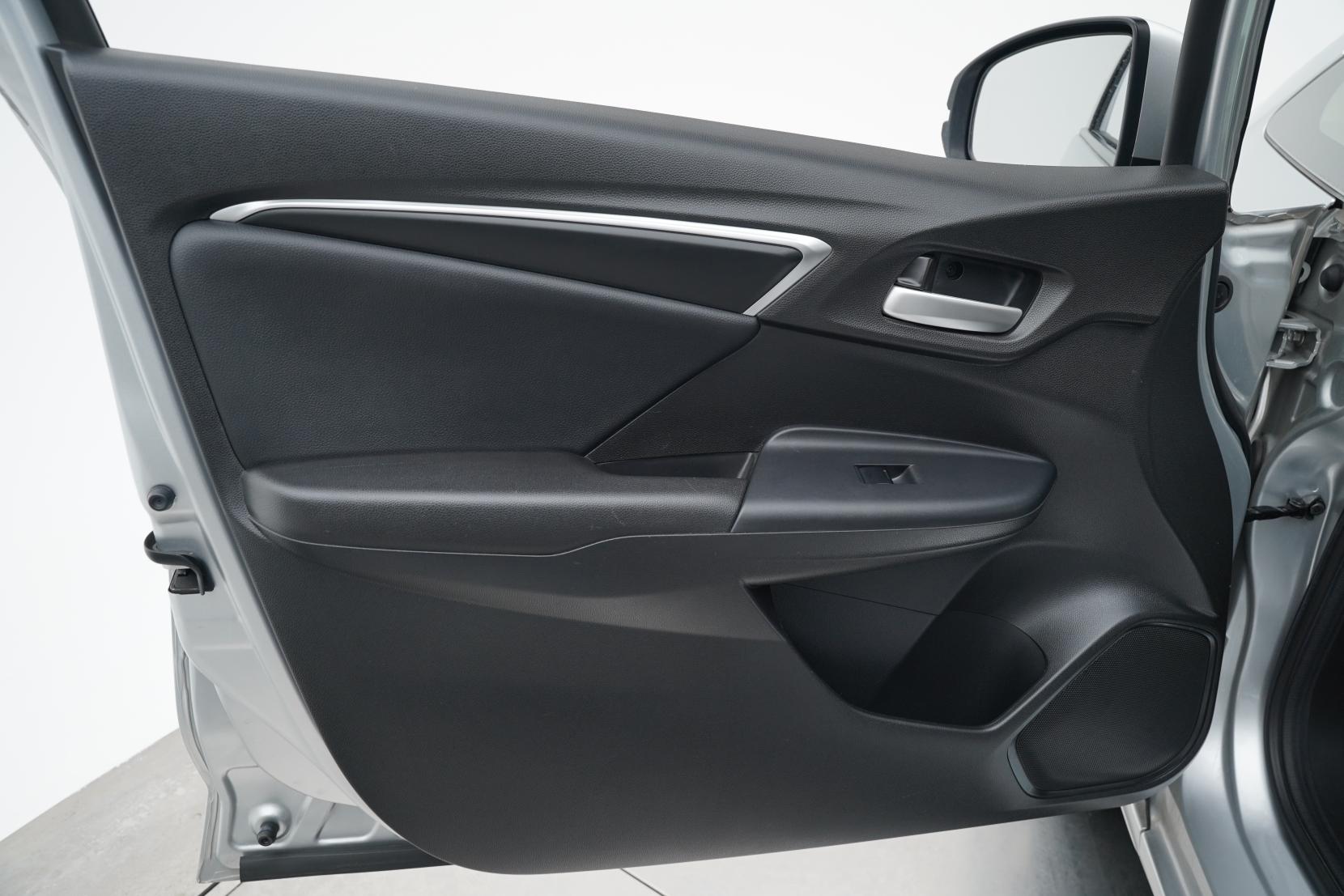 Honda Fit 1.5 Hybrid L PACKAGE