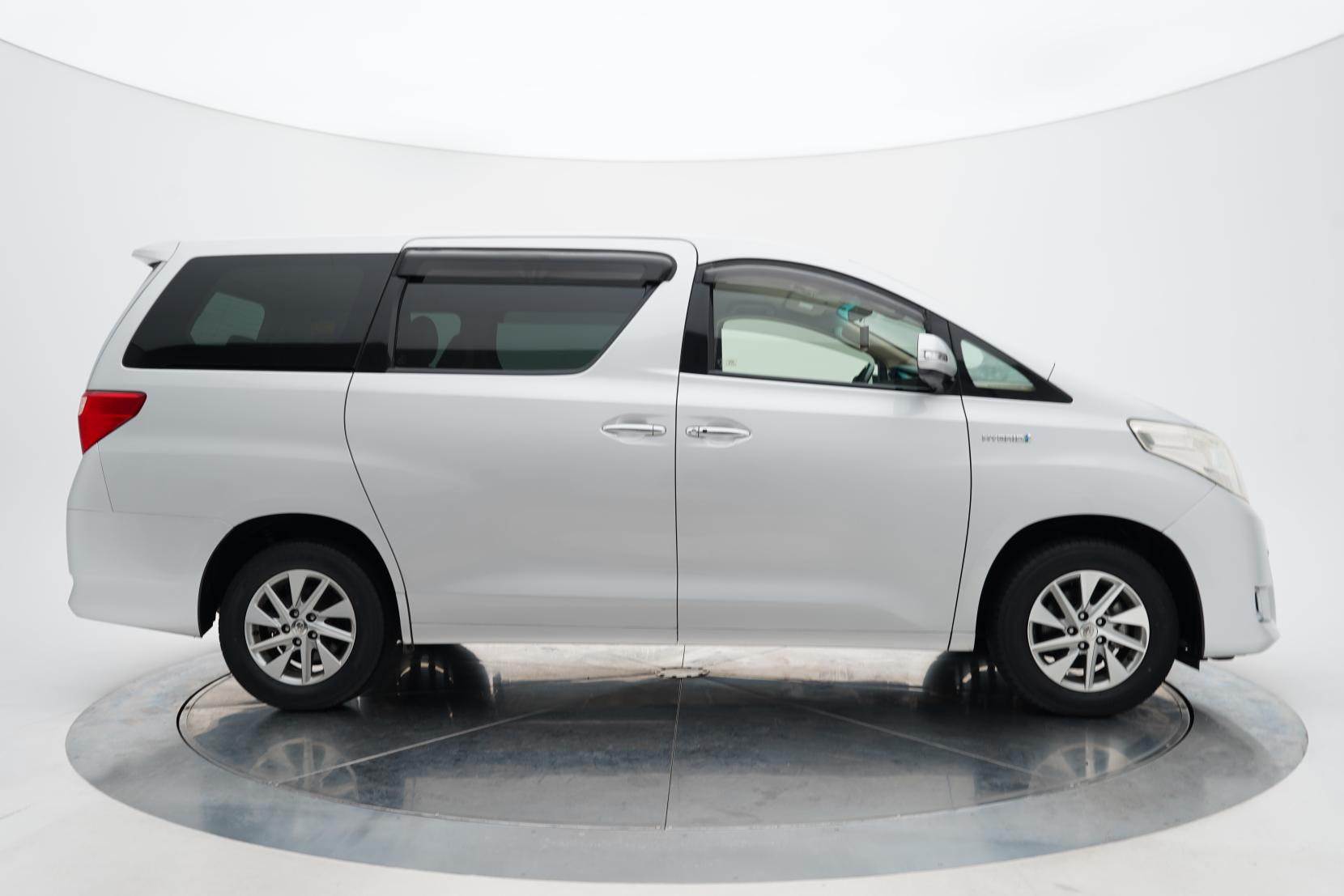 Toyota Alphard 2.4 Hybrid X 4WD