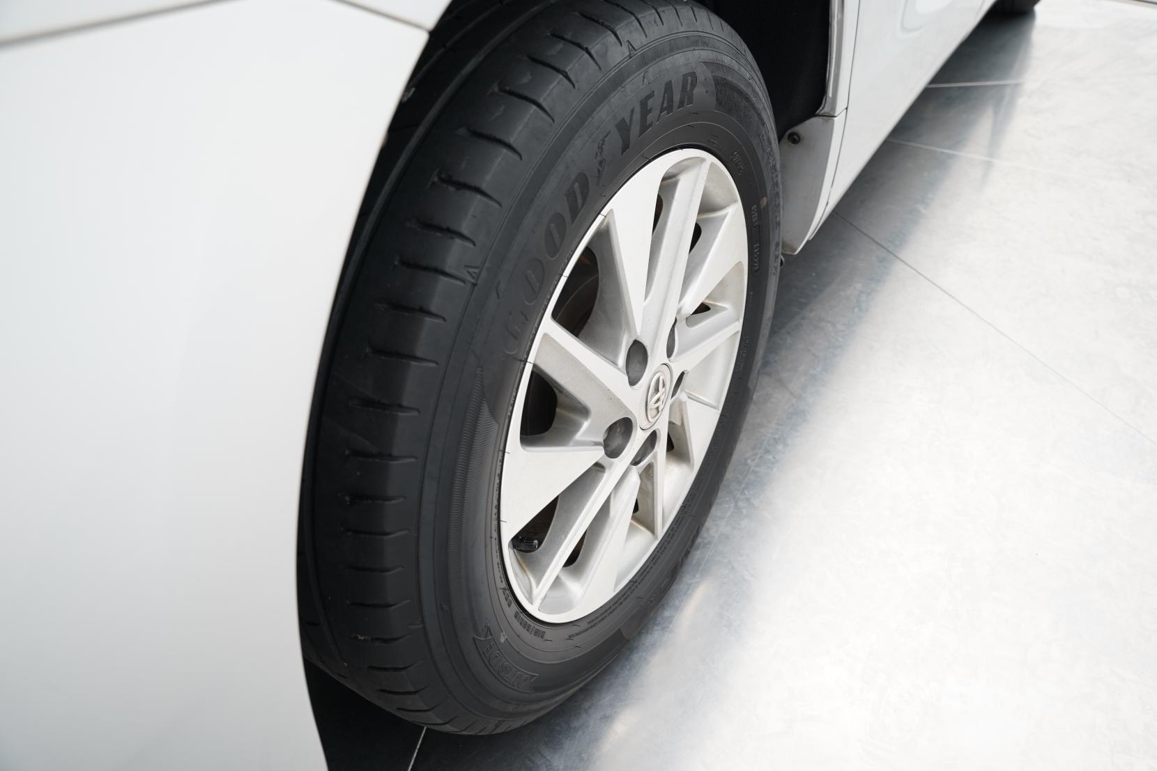 Toyota Alphard 2.4 Hybrid X 4WD