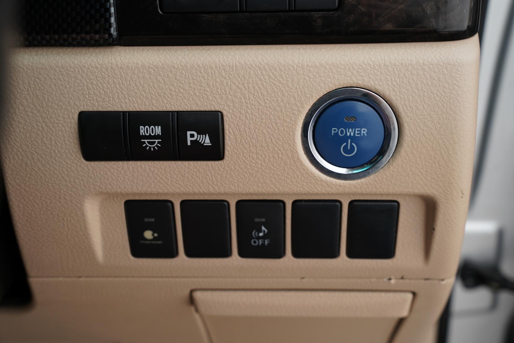 Toyota Alphard 2.4 Hybrid X 4WD