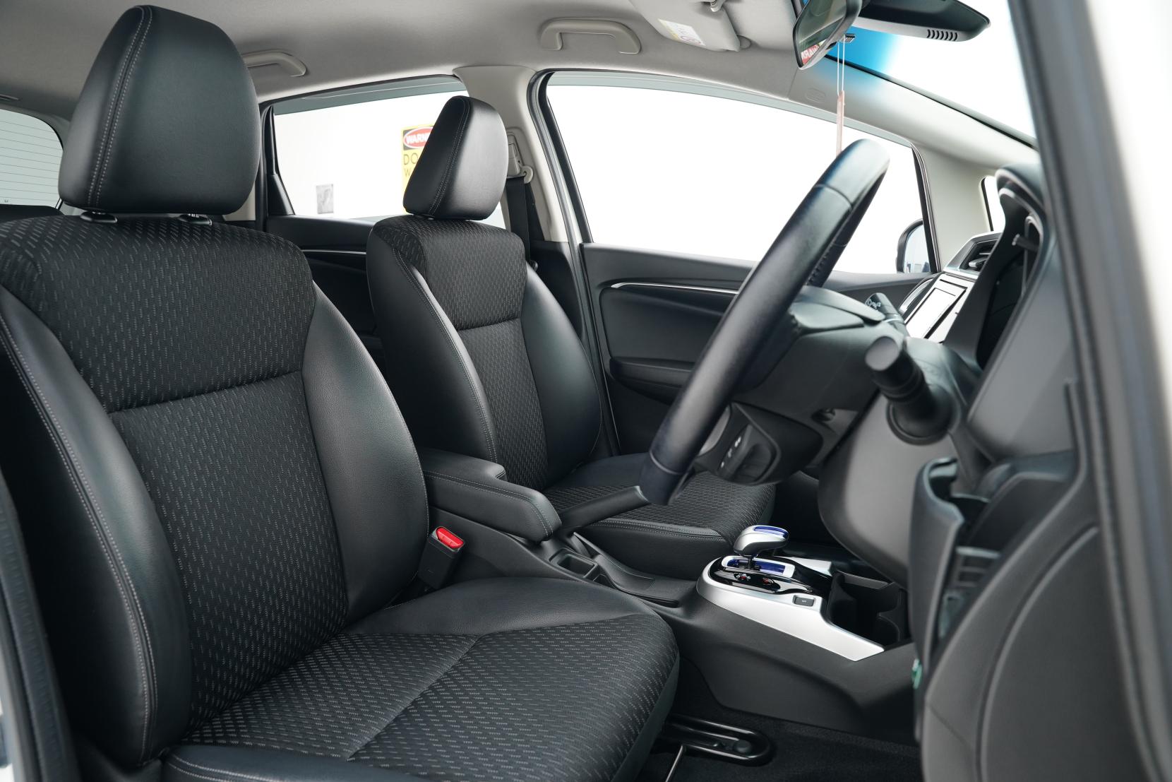 Honda Fit 1.5 Hybrid L PACKAGE