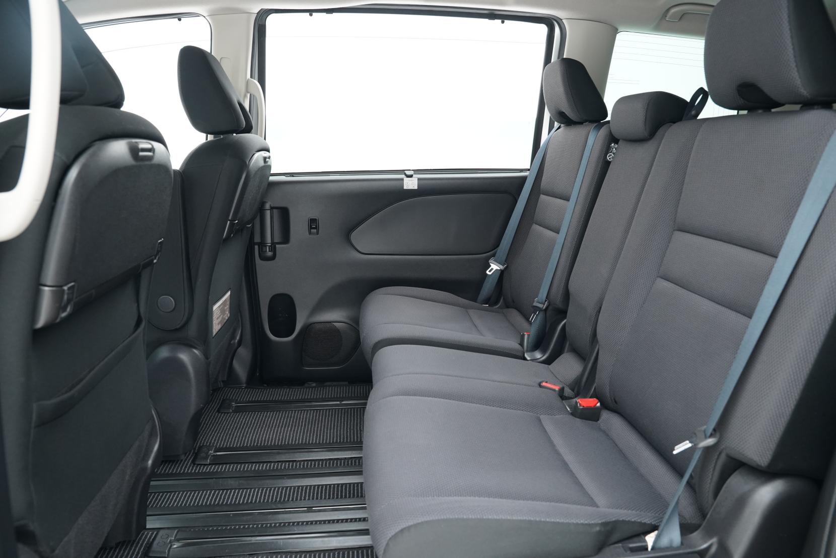Nissan Serena (1991 – present) Hybrid 8 Seater