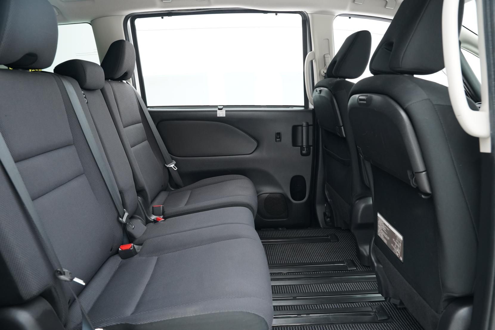 Nissan Serena (1991 – present) Hybrid 8 Seater