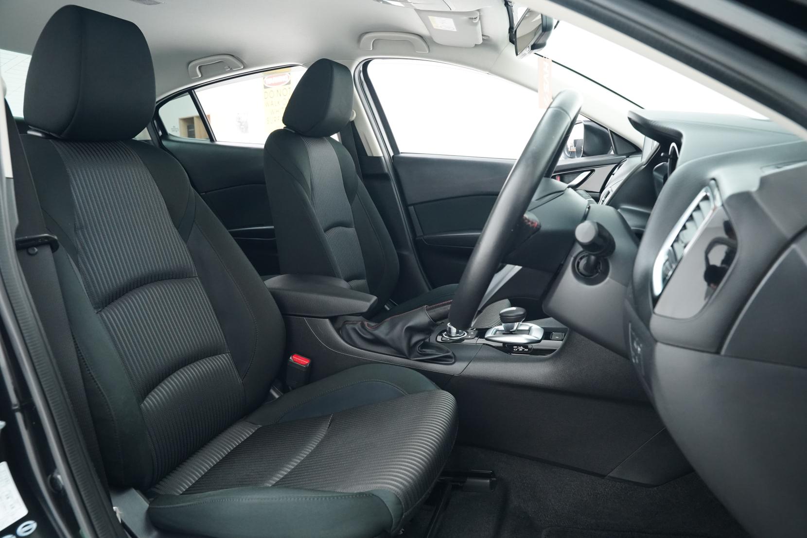 Mazda Axela 2.0 Hybrid S