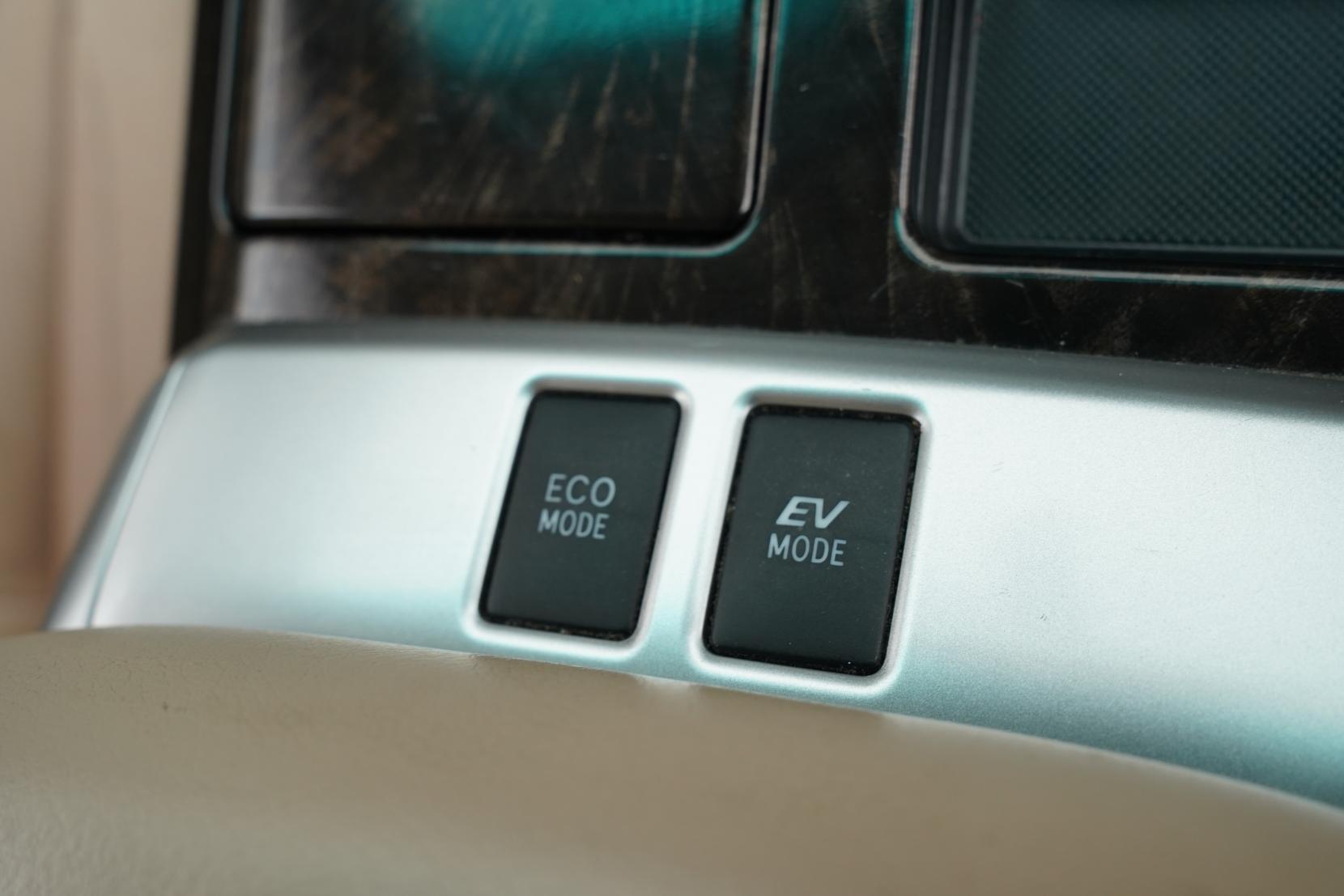 Toyota Vellfire 2.4 HYBRID 4WD X