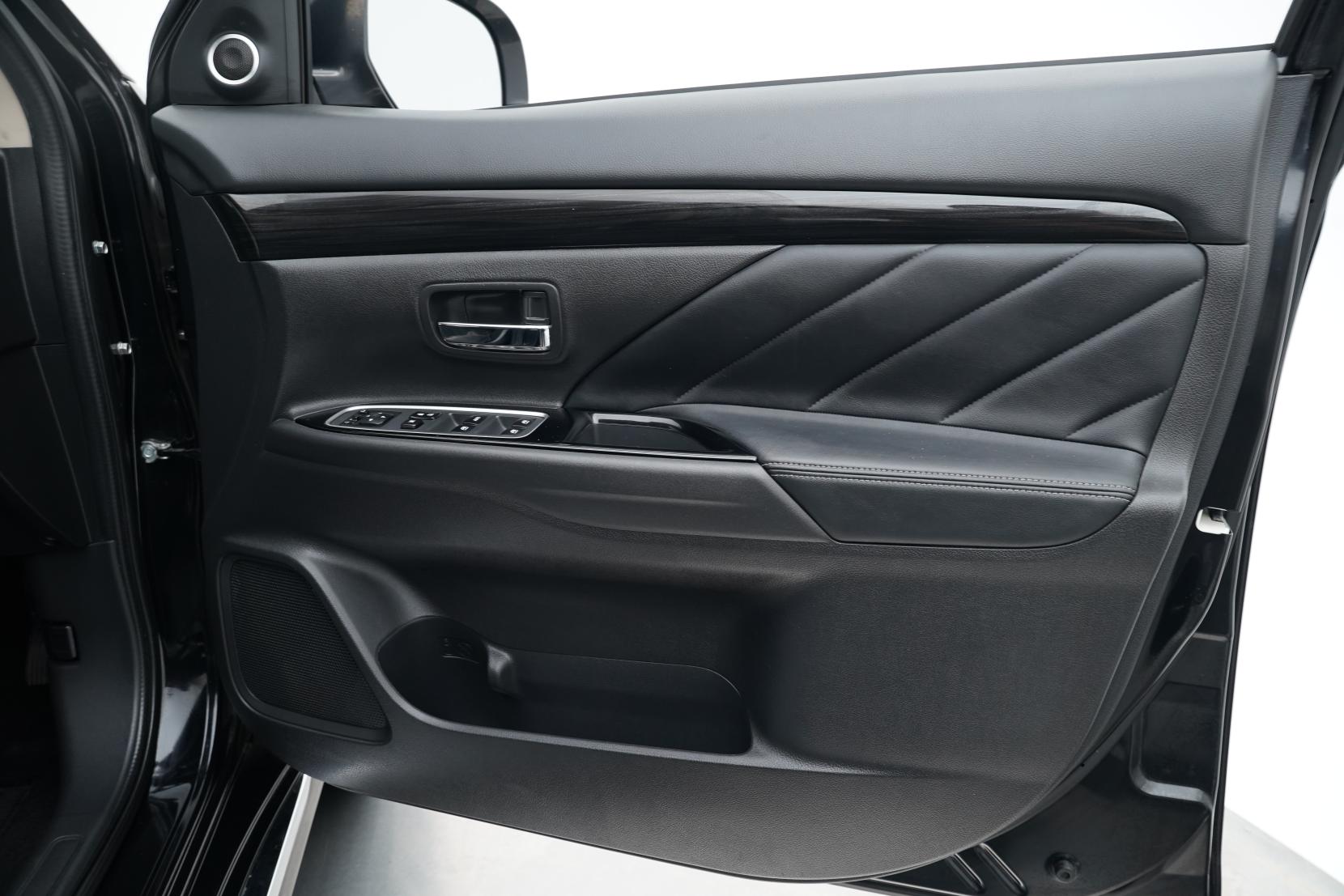 Mitsubishi Outlander 2.0 PHEV 4WD G PREMIUM PACKAGE