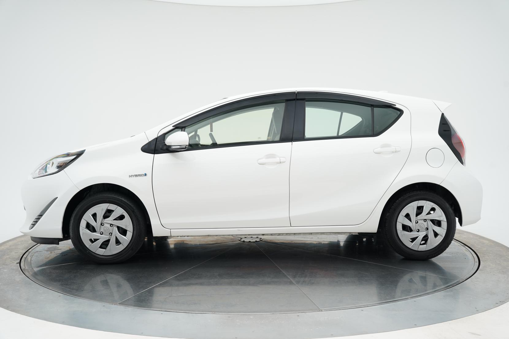 Toyota Aqua Hybrid L