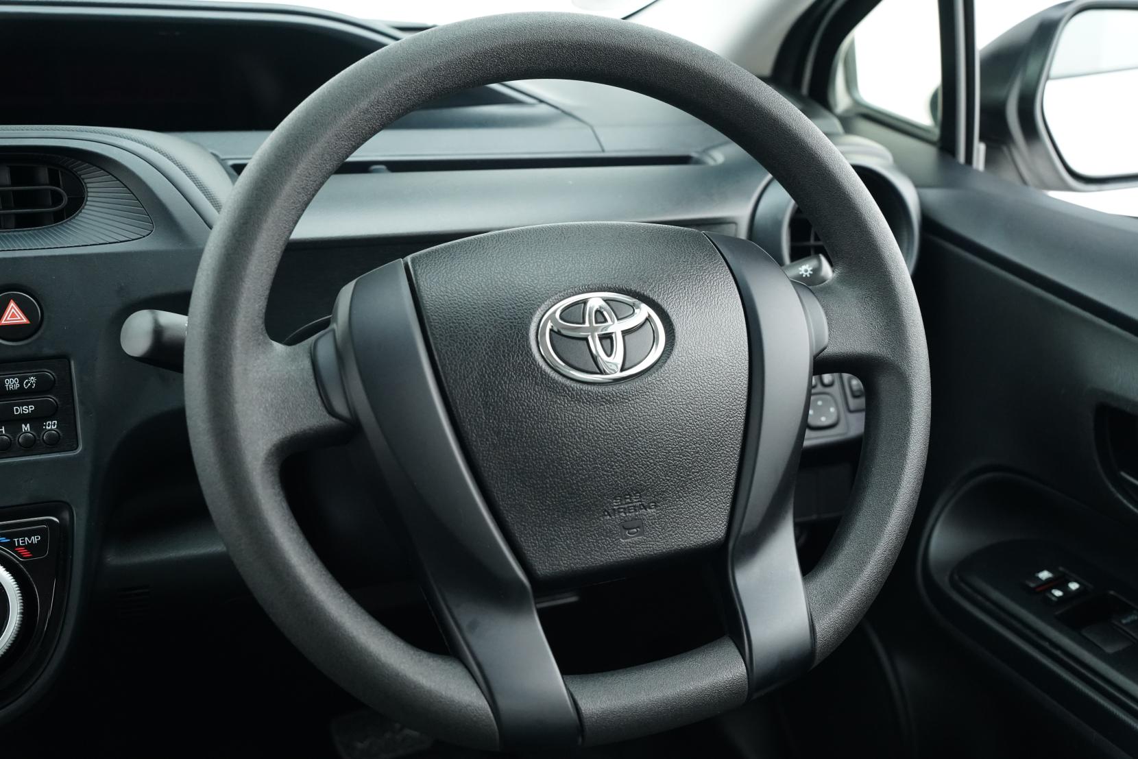 Toyota Aqua Hybrid L