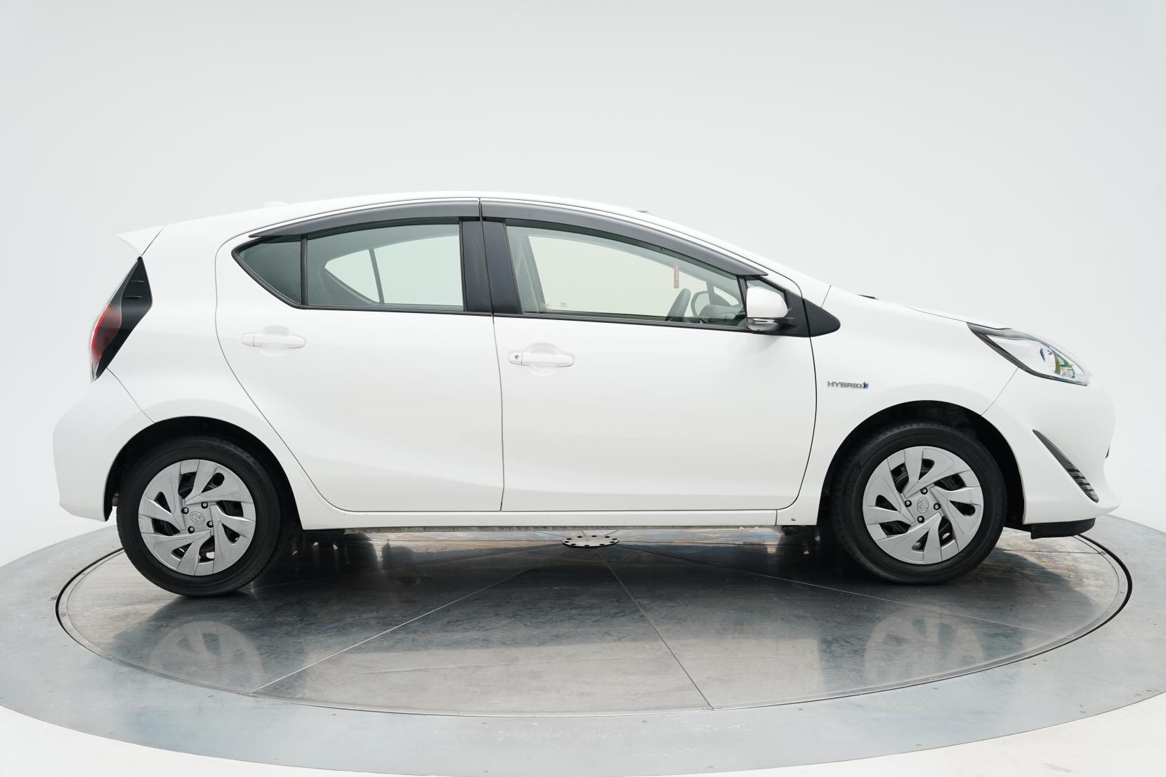 Toyota Aqua Hybrid L