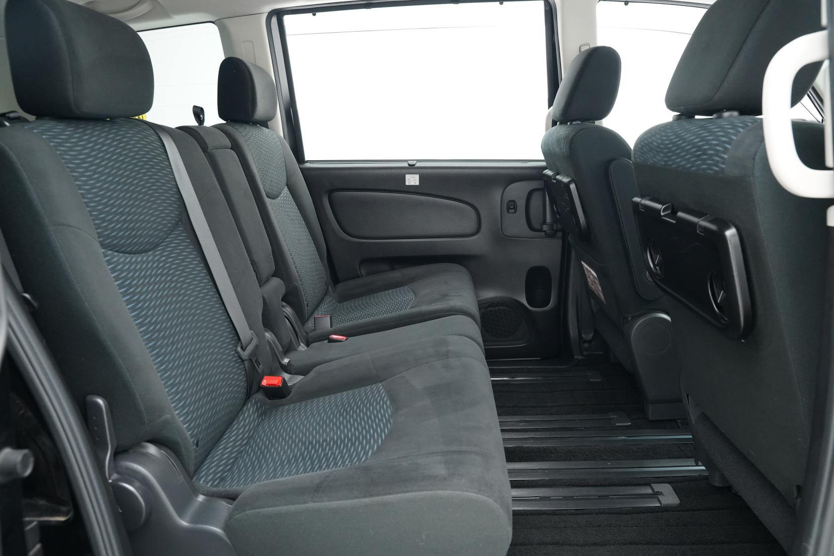 Nissan Serena (1991 – present) Hybrid X V Selection