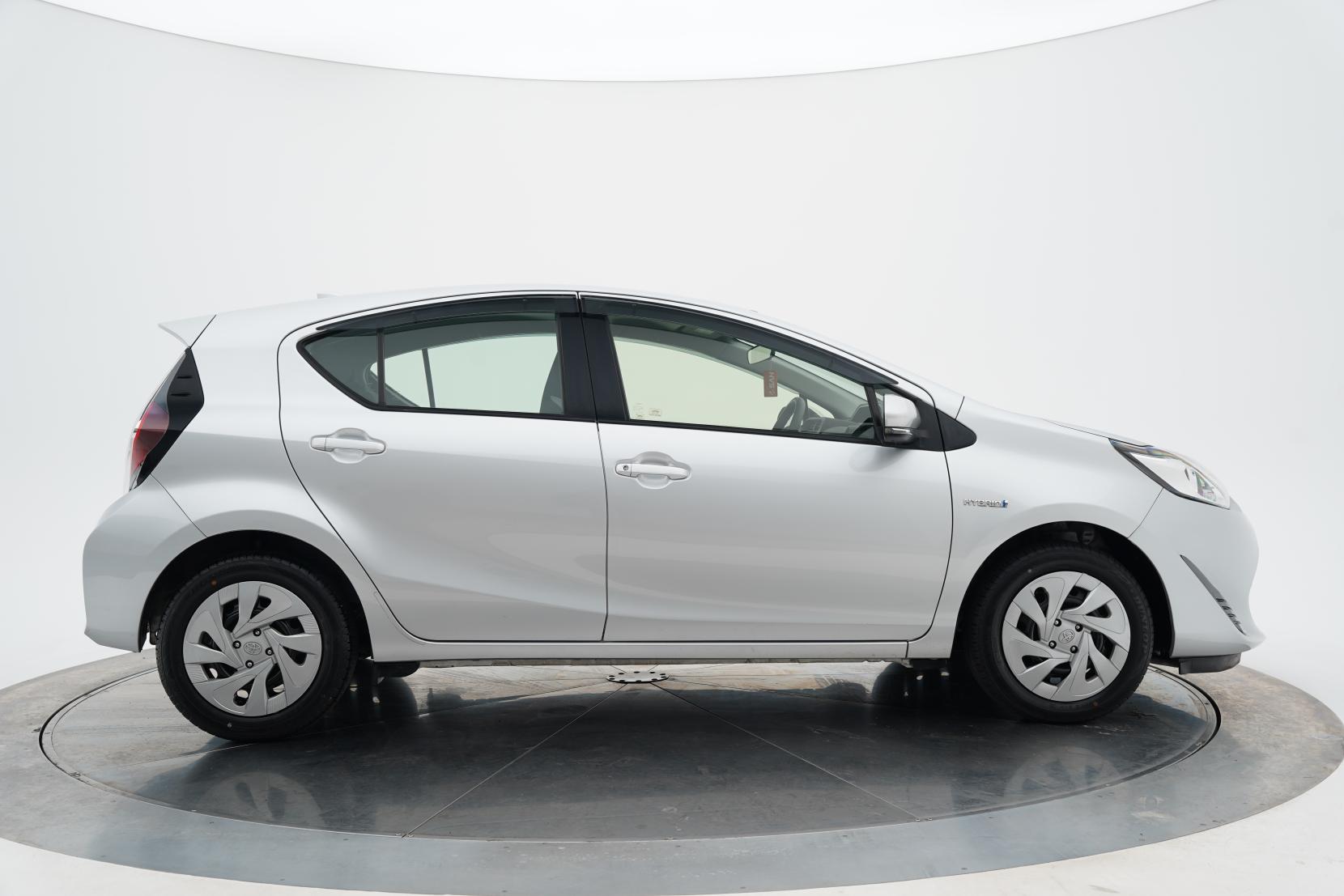 Toyota Aqua Hybrid L