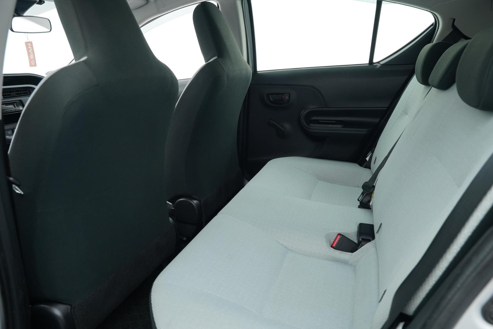 Toyota Aqua Hybrid L