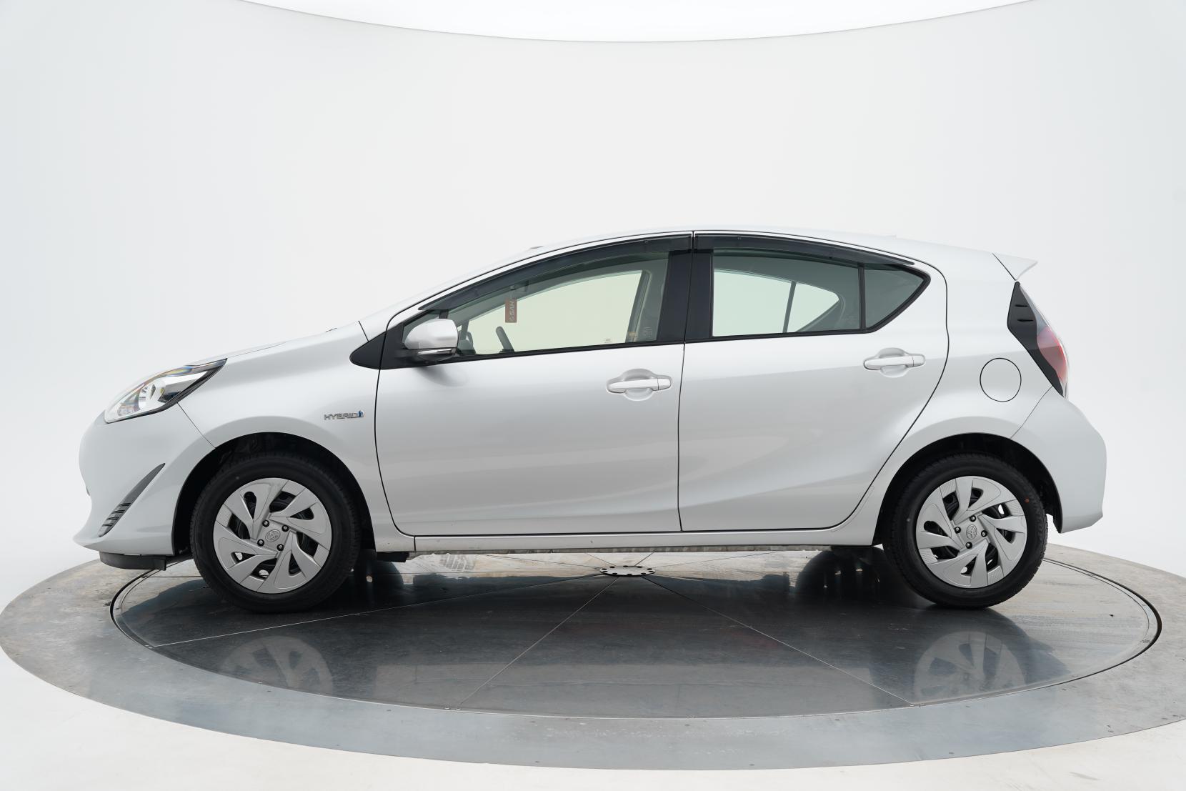 Toyota Aqua Hybrid L