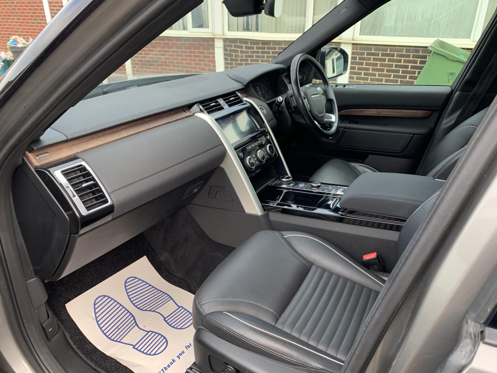 Land Rover Discovery 3.0 SD V6 HSE SUV 5dr Diesel Auto 4WD Euro 6 (s/s) (306 ps)