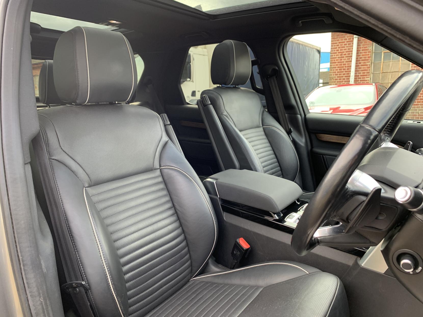 Land Rover Discovery 3.0 SD V6 HSE SUV 5dr Diesel Auto 4WD Euro 6 (s/s) (306 ps)