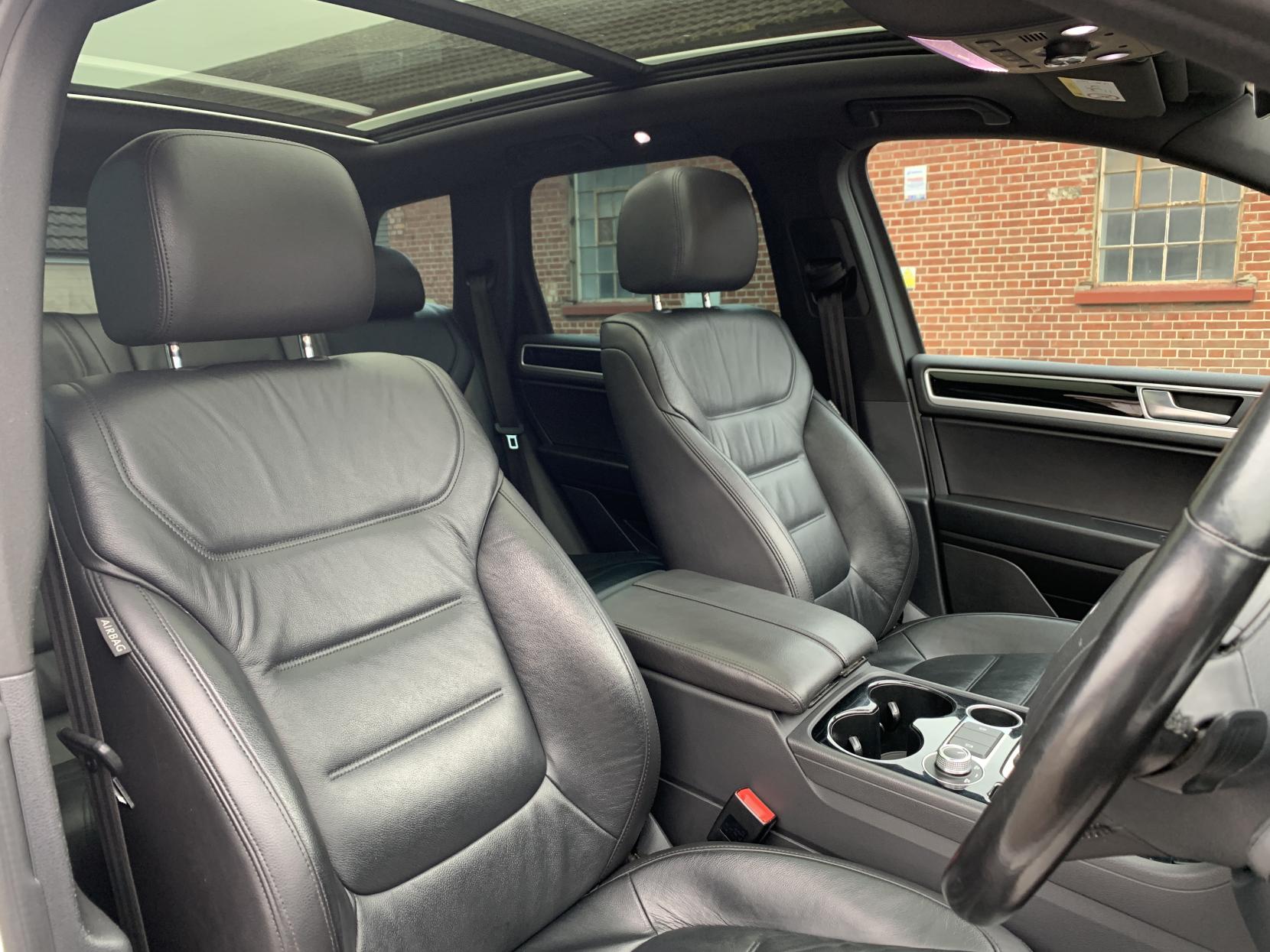 Volkswagen Touareg 3.0 TDI V6 R-Line Plus SUV 5dr Diesel Tiptronic 4WD Euro 6 (s/s) (262 ps)