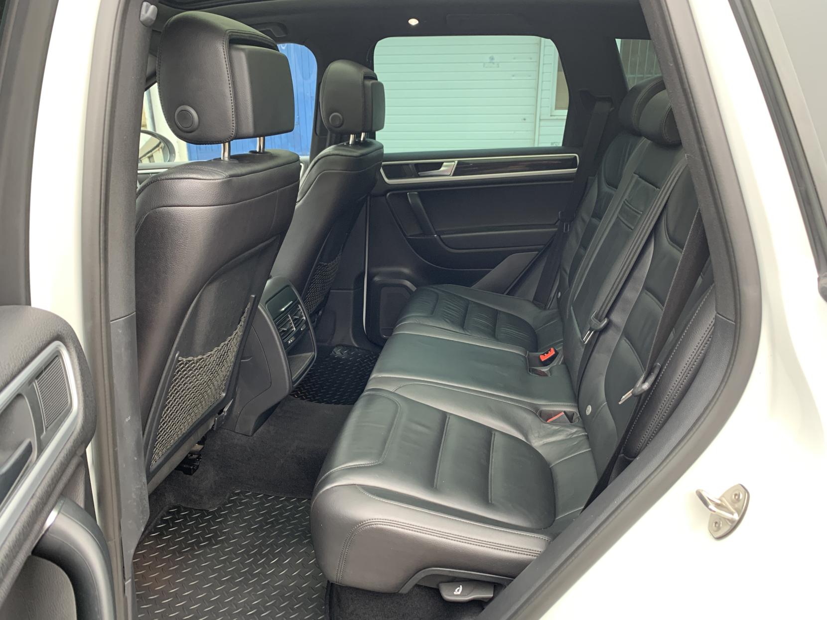 Volkswagen Touareg 3.0 TDI V6 R-Line Plus SUV 5dr Diesel Tiptronic 4WD Euro 6 (s/s) (262 ps)