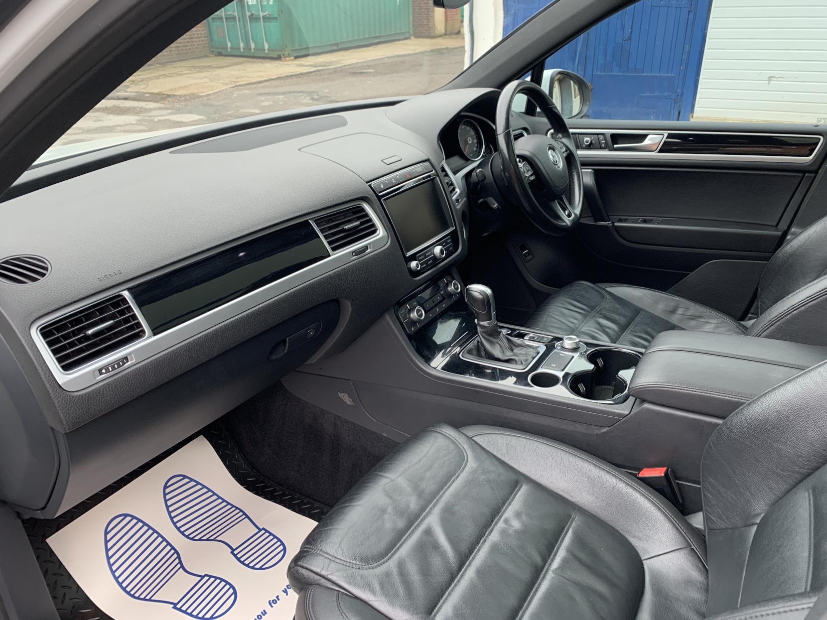 Volkswagen Touareg 3.0 TDI V6 R-Line Plus SUV 5dr Diesel Tiptronic 4WD Euro 6 (s/s) (262 ps)