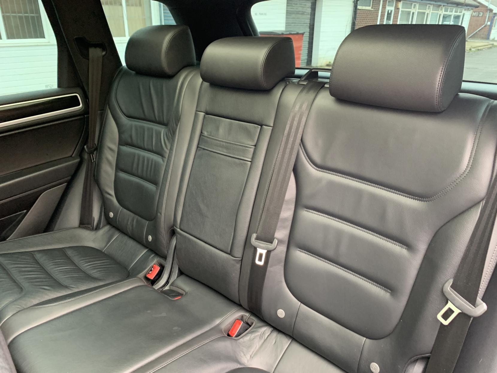 Volkswagen Touareg 3.0 TDI V6 R-Line Plus SUV 5dr Diesel Tiptronic 4WD Euro 6 (s/s) (262 ps)