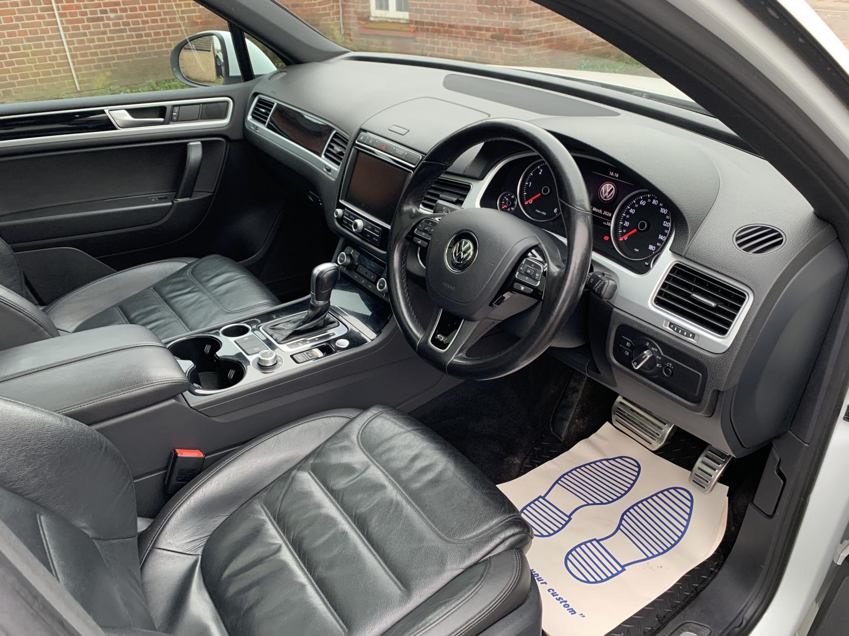 Volkswagen Touareg 3.0 TDI V6 R-Line Plus SUV 5dr Diesel Tiptronic 4WD Euro 6 (s/s) (262 ps)