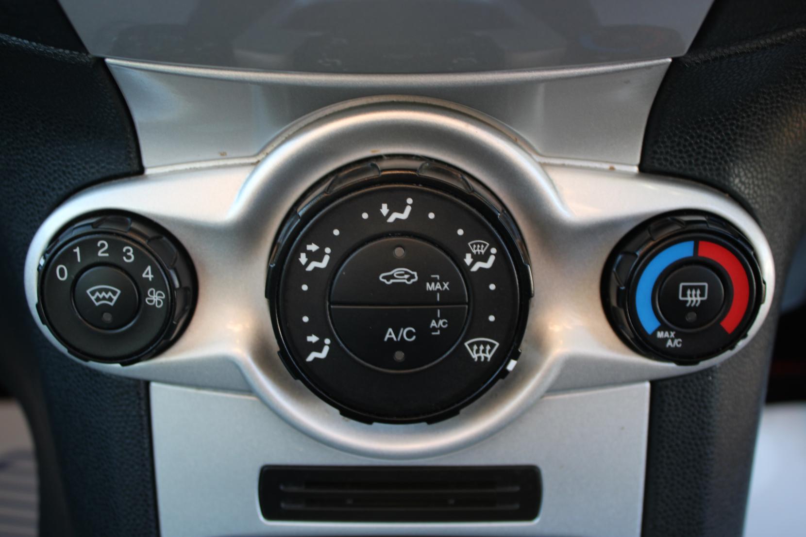 Ford Fiesta 1.4 Zetec Hatchback 5dr Petrol Automatic (154 g/km, 94 bhp)