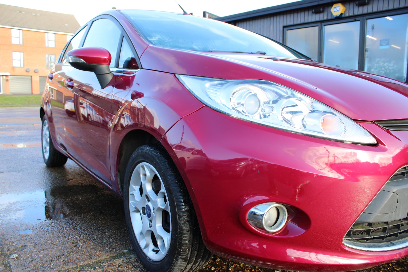 Ford Fiesta 1.4 Zetec Hatchback 5dr Petrol Automatic (154 g/km, 94 bhp)