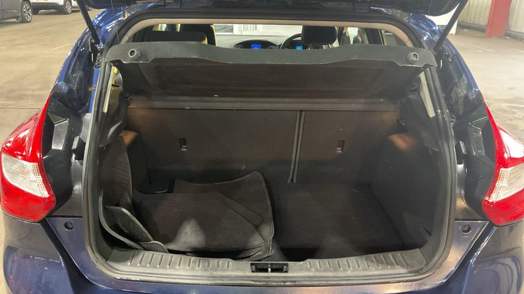 Ford Focus 1.6 Zetec Hatchback 5dr Petrol Manual Euro 5 (125 ps)