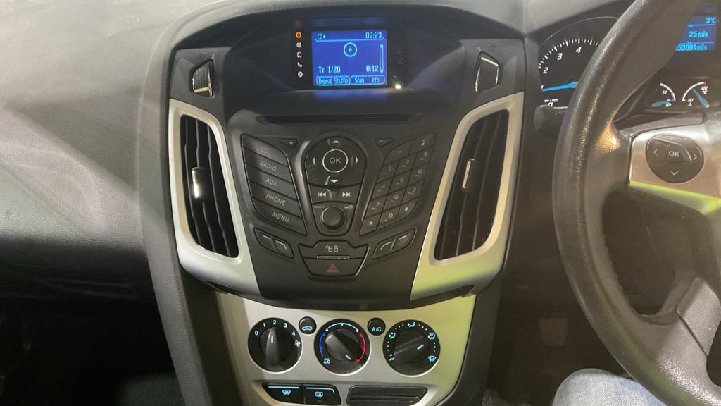 Ford Focus 1.6 Zetec Hatchback 5dr Petrol Manual Euro 5 (125 ps)